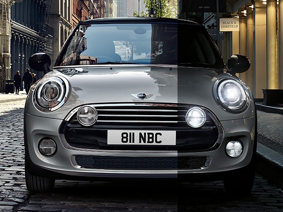 Frente de um MINI cinzento.